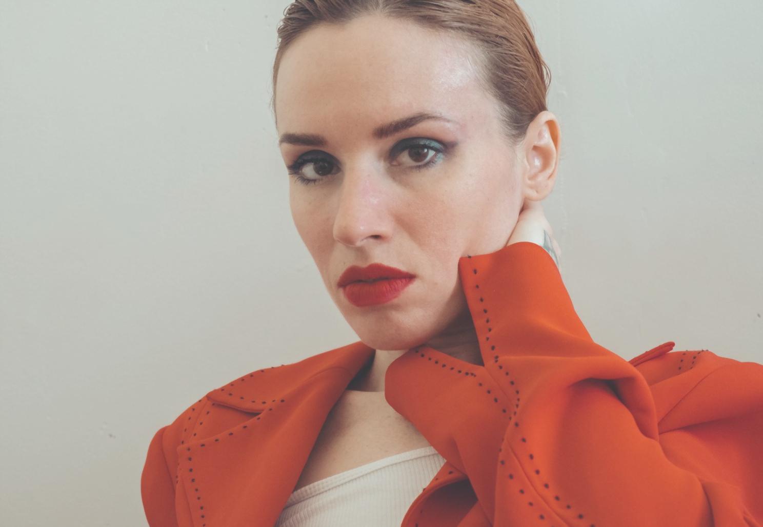 Detailaufnahme fortgeschrittener Makeup-Technik mit präziser Farbabstufung